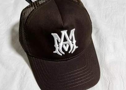 Braune Kappe mit weißem gesticktem Monogramm