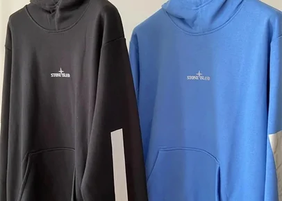 Ein dunkelgrauer und ein blauer Hoodie nebeneinander