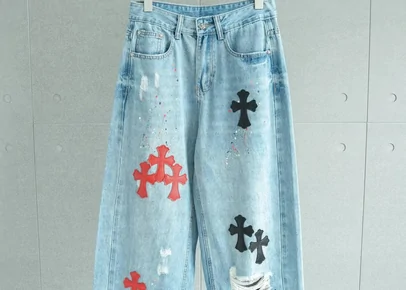 Hellblaue Jeans mit Kreuzmotiven
