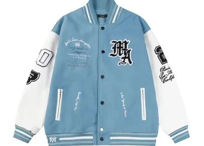 Hellblaue College-Jacke mit weißen Ärmeln