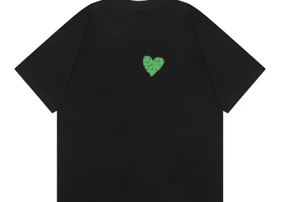 Schwarzes T-Shirt mit grünem Herzmotiv
